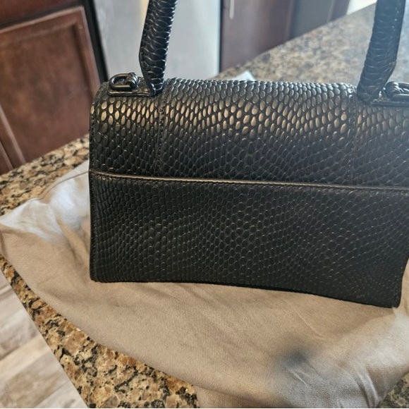 Selling my balenciaga purse retails for $3000 selling for $2500. - Picture 7 of 10